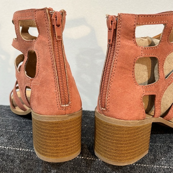 Qupid Block Heel Gladiator Sandal - Picture 3 of 8
